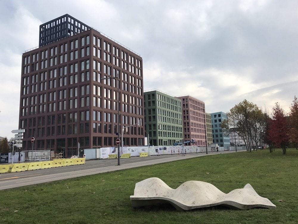 Face à la mairie, le Nouveau Lieu de Strasbourg (Nolistra) et ses façades multicolores est devenu l'un des emblèmes des opérations immobilières denses et critiquées. ©JFG / Rue89 Strasbourg