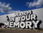 "Warm in your memory" sur la façade des usines FagorBrandt où se déroule la 15e Biennale d'art contemporain de Lyon. ©DR