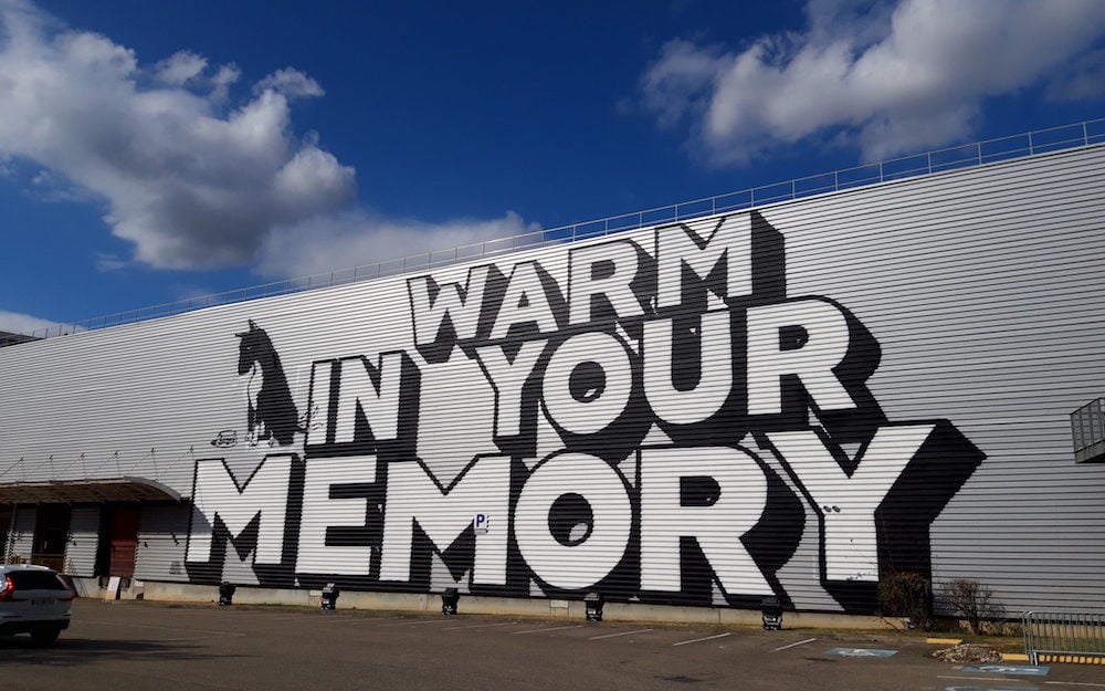 "Warm in your memory" sur la façade des usines FagorBrandt où se déroule la 15e Biennale d'art contemporain de Lyon. ©DR