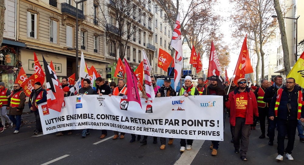 La banderole de l'intersyndicale lyonnaise contre la réforme des retraites. Ici, le 12 décembre, avenue Jean Jaurès. ©LB/Rue89Lyon