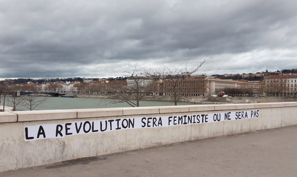 Pont de la Guillotière à Lyon. Un collage féministe réalisé sur le parcours de la manifestation du jeudi 19 décembre. ©LB/Rue89Lyon
