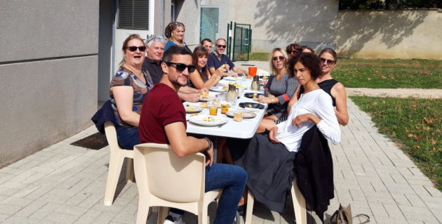 Repas commun des coworkers de Mornant en septembre 2019. ©LB/Rue89Lyon