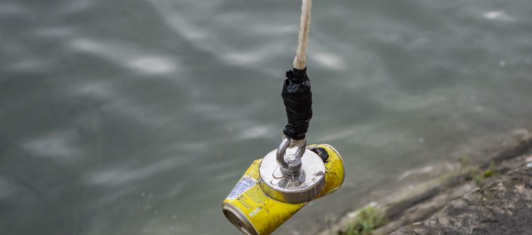 La pêche à l’aimant dans les eaux du Rhône, insolite et écologique