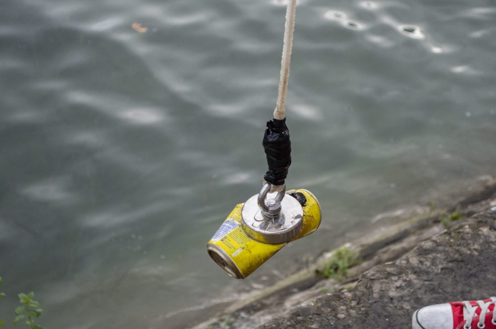 La pêche à l’aimant dans les eaux du Rhône, insolite et écologique