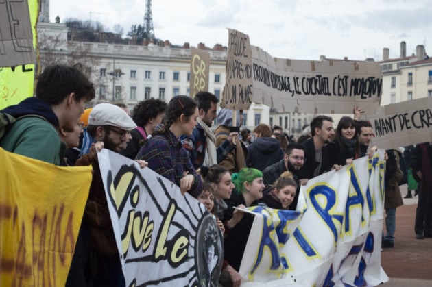 Le groupe des artistes en lutte, en plein chants, place Bellecour, contre la réforme des retraites à Lyon