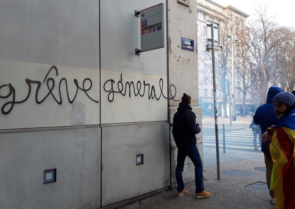 Place Jean Macé le 5 décembre 2019. Affrontements entre policiers et les derniers manifestants. ©LB/Rue89Lyon