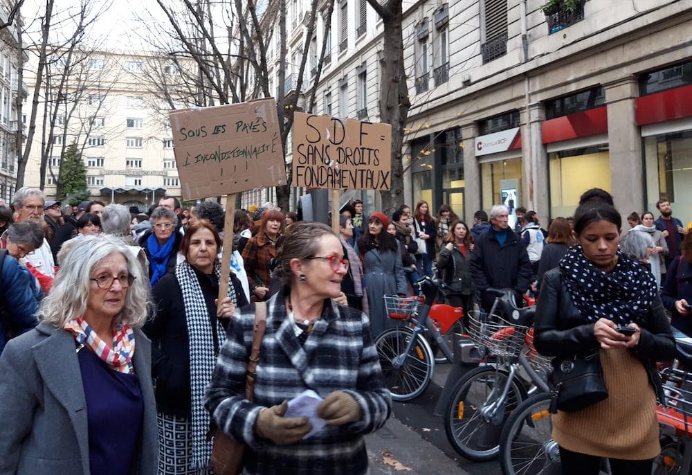 Rassemblement contre la refonte du dispositif d'hébergement d'urgence voulu par le préfet du Rhône le 28 novembre à Lyon, devant la préfecture du Rhône. ©LB/Rue89Lyon