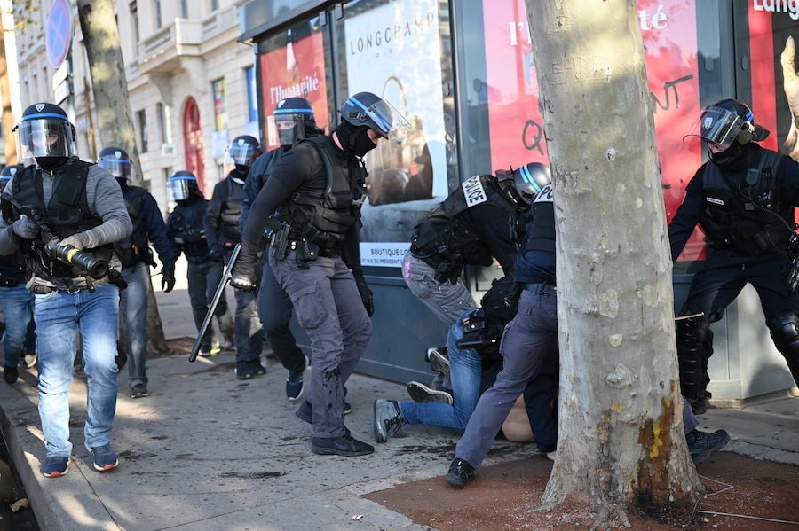 Arthur Naciri passé à tabac par la police le mardi 10 décembre place Bellecour. ©B.Doudaine