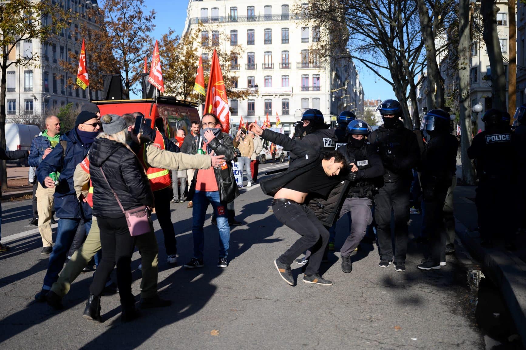 Arthur, 23 ans, traîné au sol par des CRS avant d'être battu. Crédit : Bastien Doudaine.