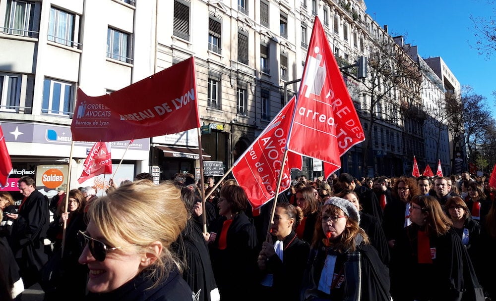 Environ 200 avocats avec à leur tête le nouveau bâtonnier de Lyon, Serge Deygas, ont manifesté jeudi 9 janvier au milieu des différents cortèges de la CGT. ©LB/Rue89Lyon