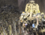 Après le déchargement dans la fosse de l'incinérateur par les camions de collecte, le grapin introduit les déchets dans le four. ©Zéro Waste France