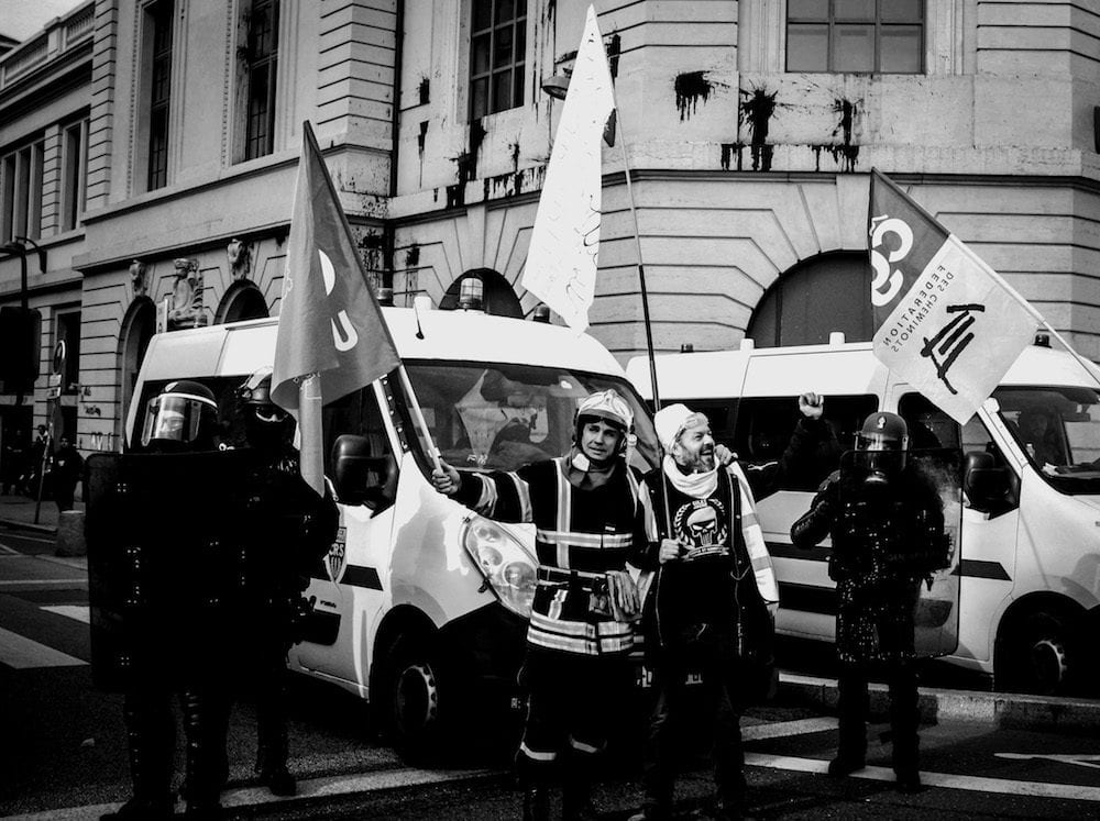 Des manifestants devant les gendarmes mobiles qui protègent l'Hotel Dieu et interdisent la rue de la Barre, le vendredi 24 janvier. ©Damien Renoulet