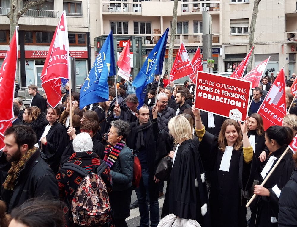 Le cortège des avocats lyonnais dans la manifestation du 17 décembre à Lyon contre la réforme des retraites. ©LB/Rue89Lyon