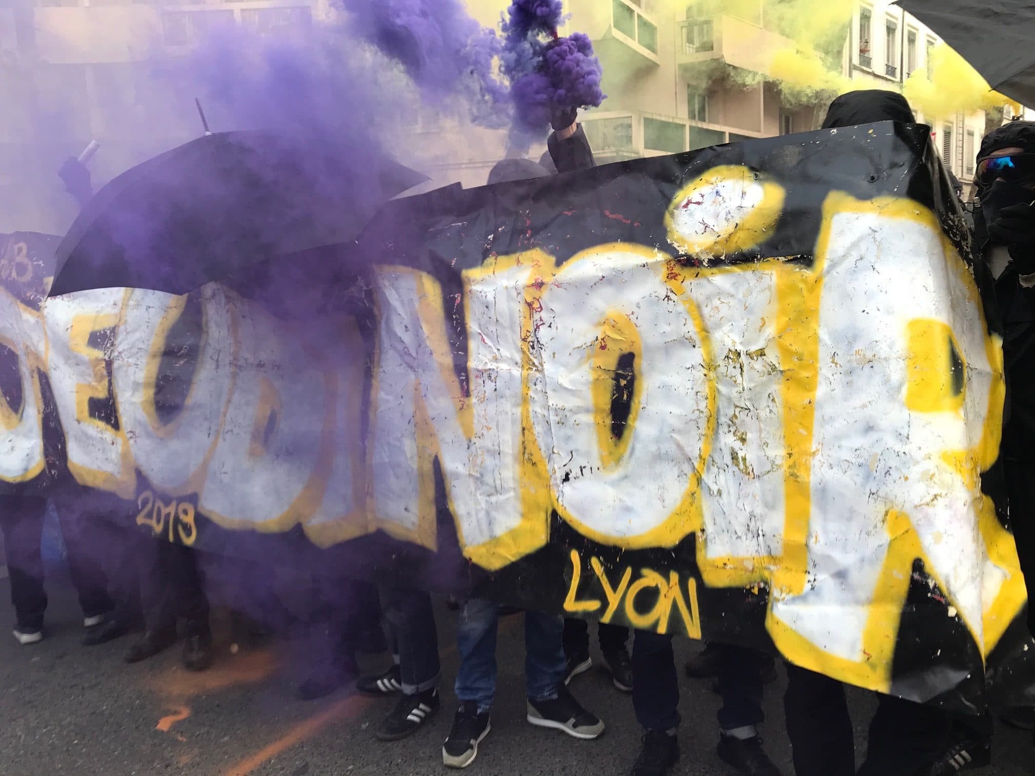 « Gilets jaunes », black bloc… Comment marche le cortège de tête des manifs à Lyon ?