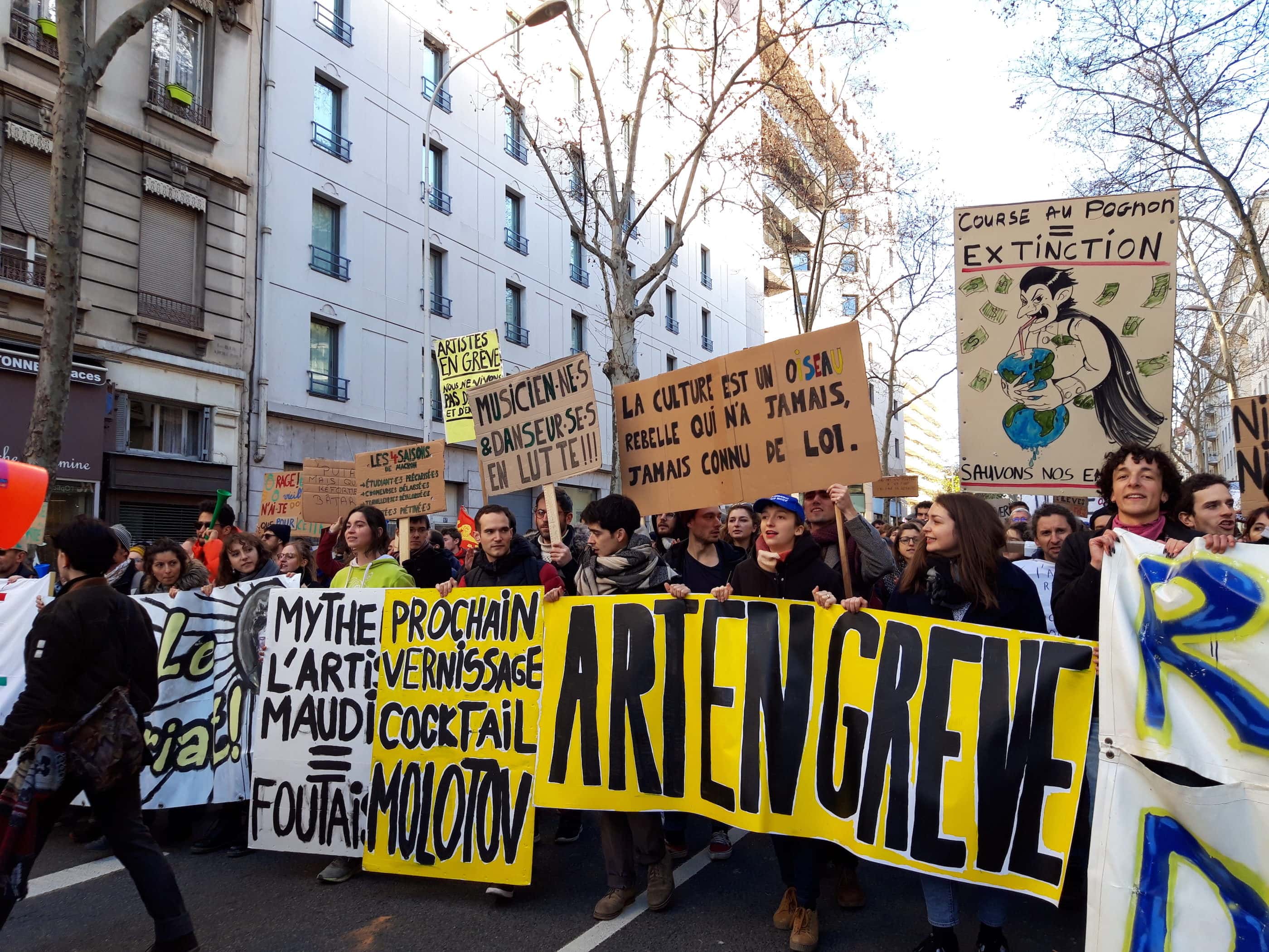 Le cortège "culture" avec la banderole "art en grève" lors de la manifestation interprofessionnelle contre la réforme des retraites du 9 janvier. ©LB/Rue89Lyon