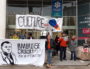 Prise de parole de "culture au poing" devant la CAF de Lyon, lors de la déambulation en hommage à Ambroise Croizat "père de la Sécurité sociale". Le 11 février 2020. ©LB/Rue89Lyon