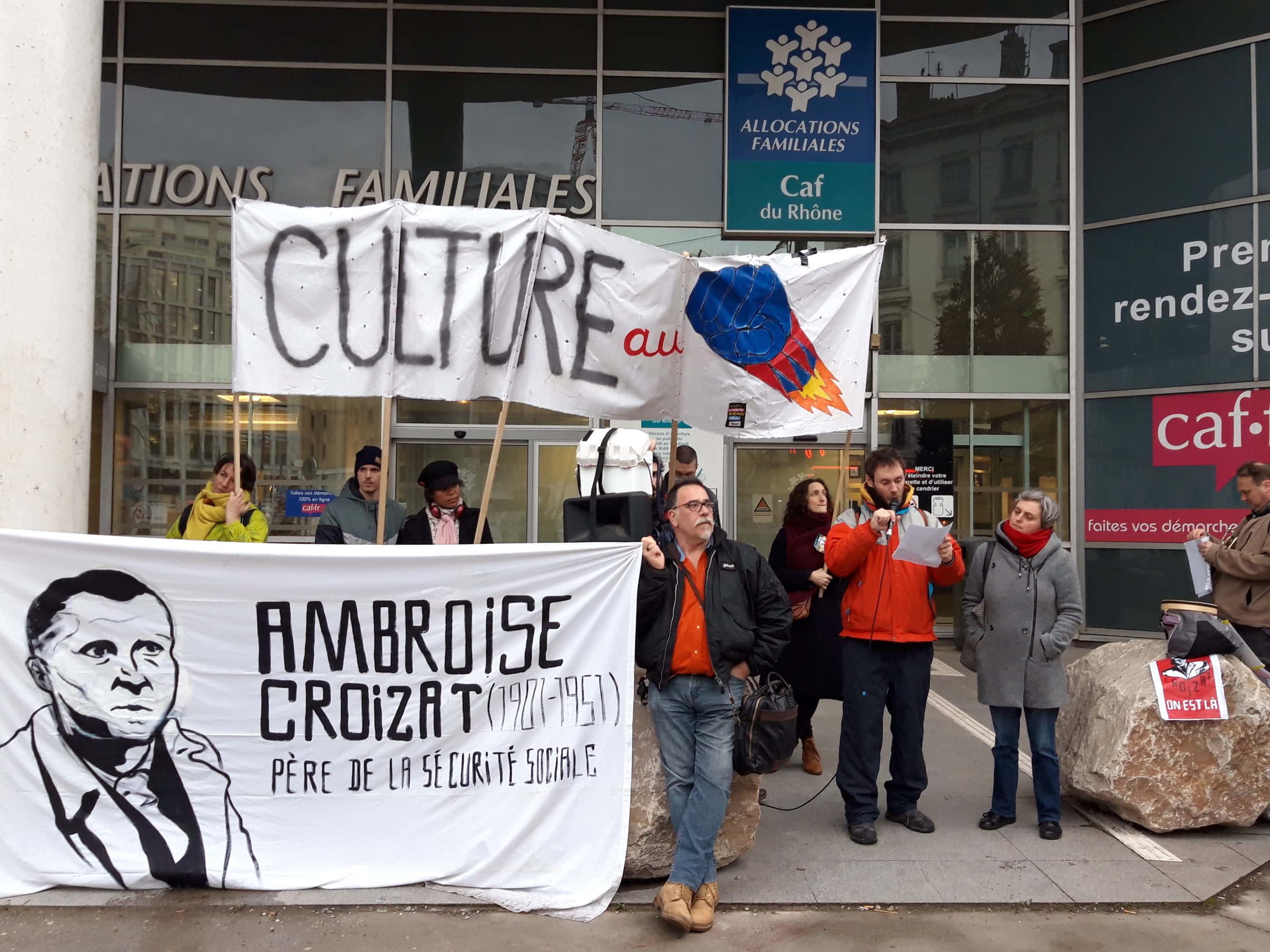 Prise de parole de "culture au poing" devant la CAF de Lyon, lors de la déambulation en hommage à Ambroise Croizat "père de la Sécurité sociale". Le 11 février 2020. ©LB/Rue89Lyon