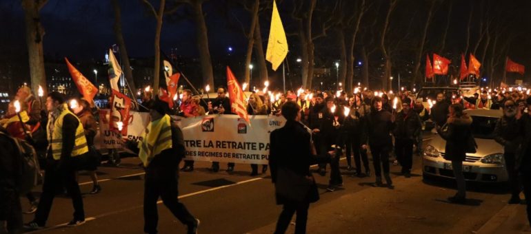 La manifestation aux flambeaux : « un autre moyen de continuer la lutte contre la réforme des retraites »