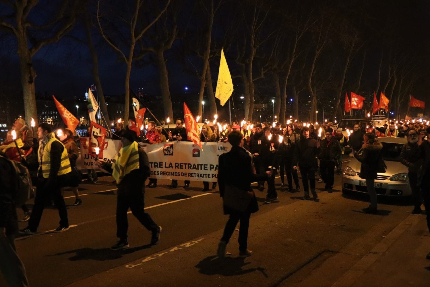 Vue d'ensemble de la manifestation aux flabeaux