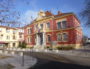 La célèbre mairie rouge (en couleur) de Pierre-Bénite. ©LS/LBB