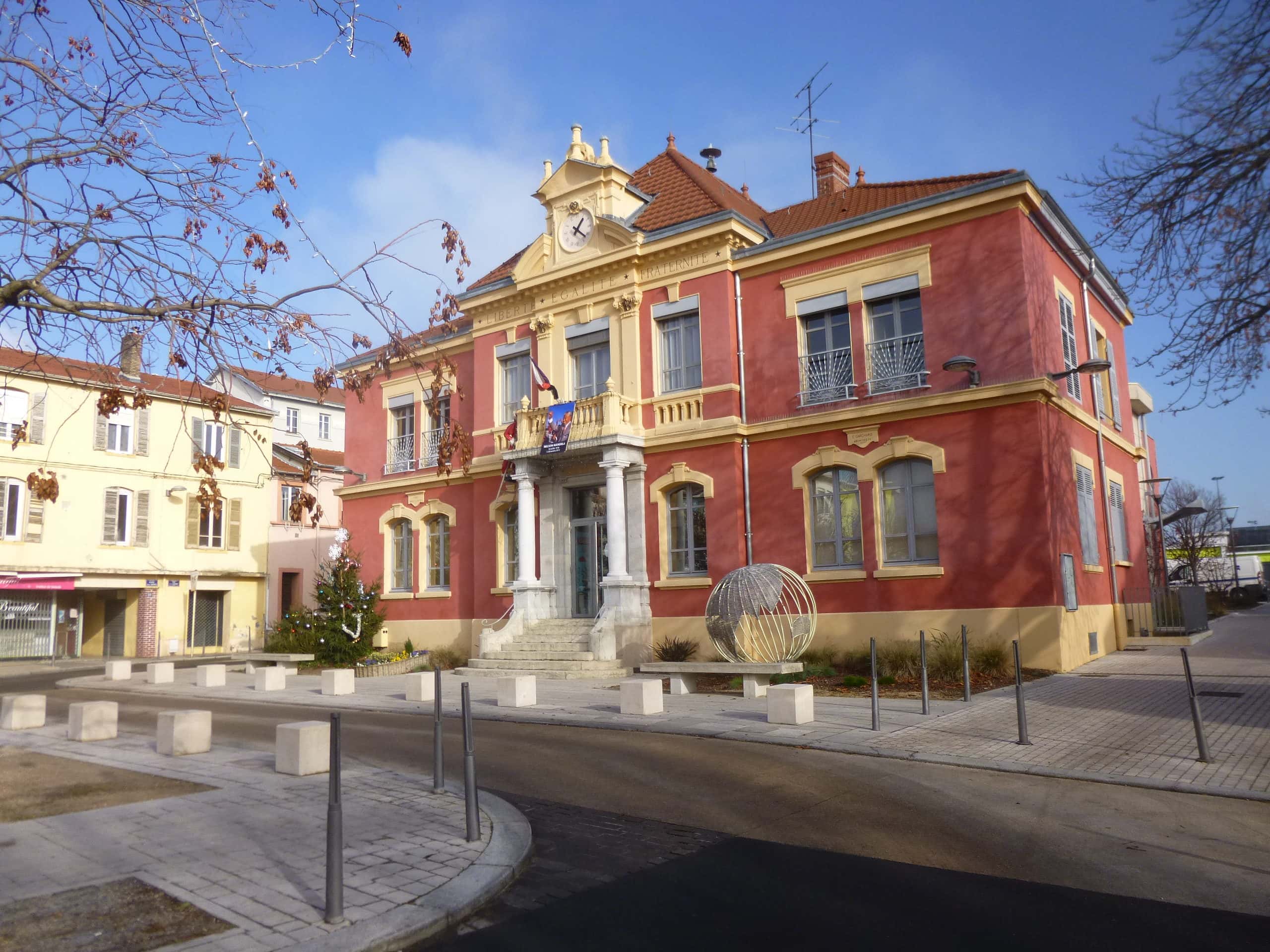 La célèbre mairie rouge (en couleur) de Pierre-Bénite. ©LS/LBB
