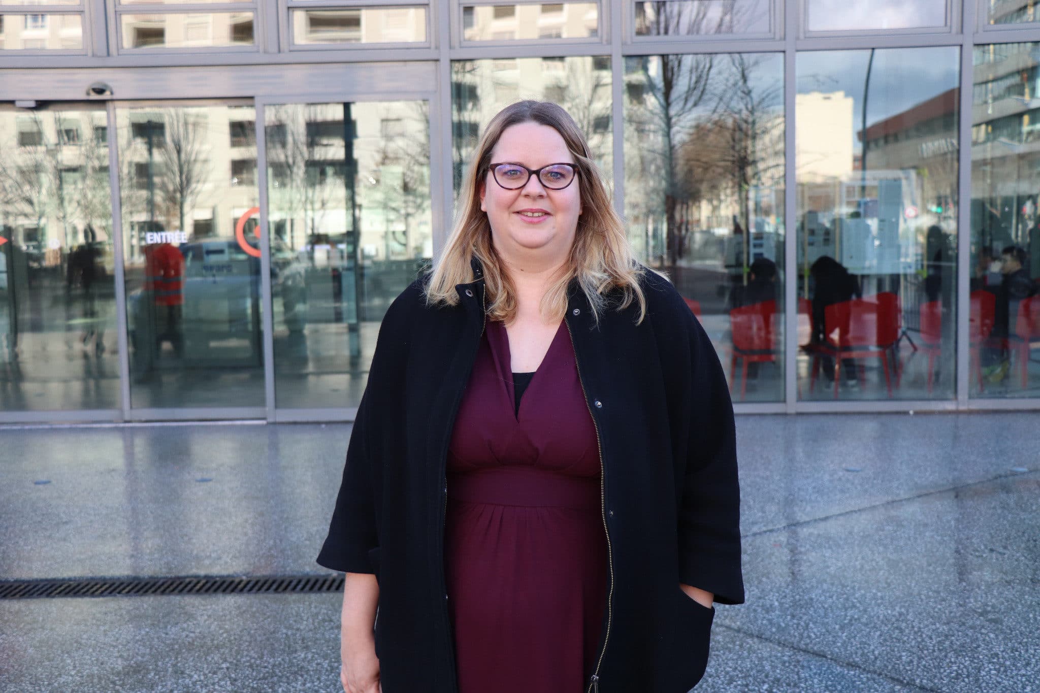 Photo de la candidate Fanny Dubot devant l'hôtel de région