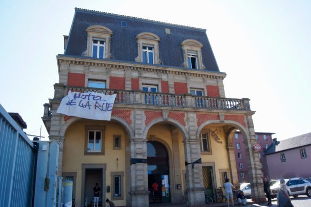 L'Hôtel de la rue, un squat ouvert au coeur de l'été dans un bâtiment acquis par la municipalité de Strasbourg, mais inoccupé. Environ 250 personnes y dorment. Le lieu fait l'objet d'une procédure d'expulsion dont l'audience a été repoussée deux fois.