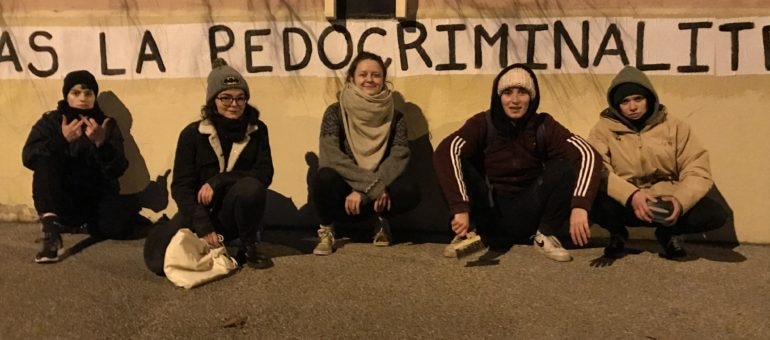 Collages contre les féminicides à Lyon : « Parfois ma mère vient avec nous »
