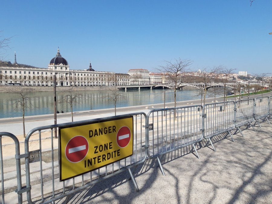 Le jeudi 19 mars, jour 3 du confinement à Lyon. ©LB/Rue89Lyon. Les Berges du Rhône interdites d'accès