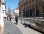 Le jeudi 19 mars, jour 3 du confinement à Lyon. Beaucoup de structures pour apporter de l'aide d'urgence était fermées ©LB/Rue89Lyon. Une personne sans-abri devant la Grande pharmacie lyonnaise, rue de la République