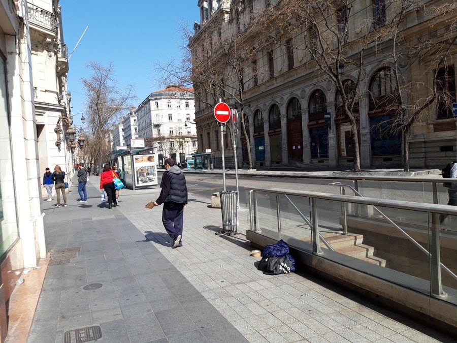 Le jeudi 19 mars, jour 3 du confinement à Lyon. Beaucoup de structures pour apporter de l'aide d'urgence était fermées ©LB/Rue89Lyon. Une personne sans-abri devant la Grande pharmacie lyonnaise, rue de la République