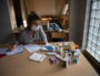 Une jeune médecin remplaçante prépare sa trousse pour SOS Médecins. Bastien Doudaine