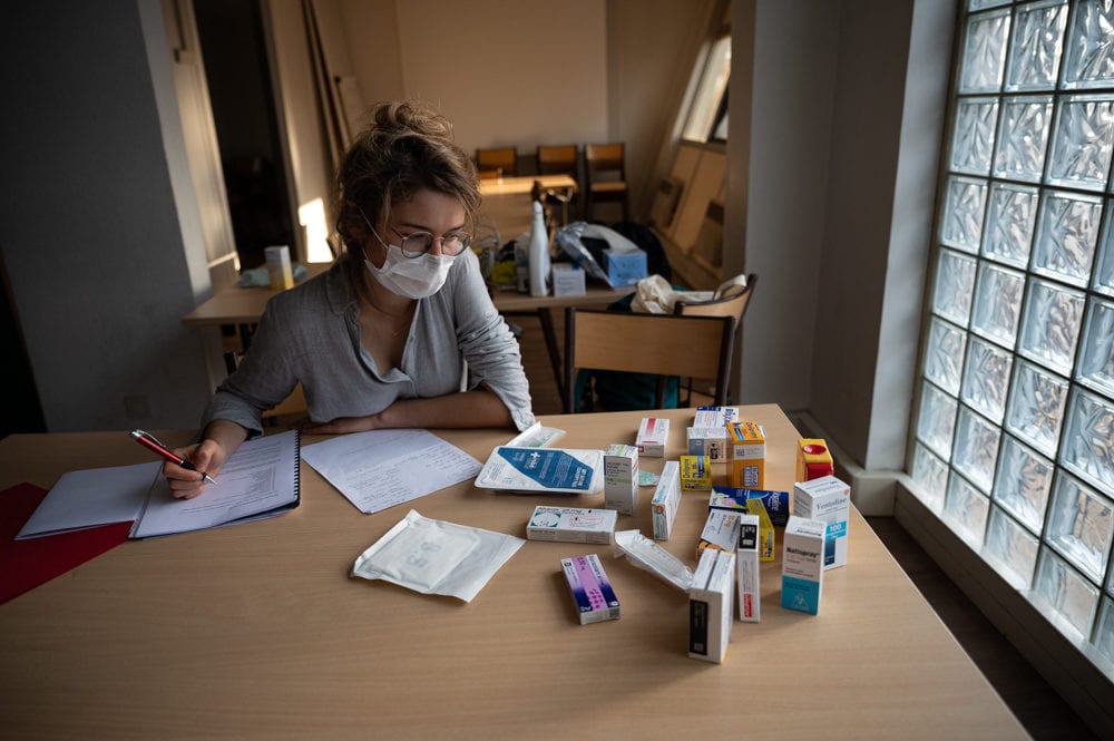 Une jeune médecin remplaçante prépare sa trousse pour SOS Médecins. Bastien Doudaine