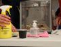 Dans un bureau de vote à Sainte-Foy-lès-Lyon, lingettes et craintes