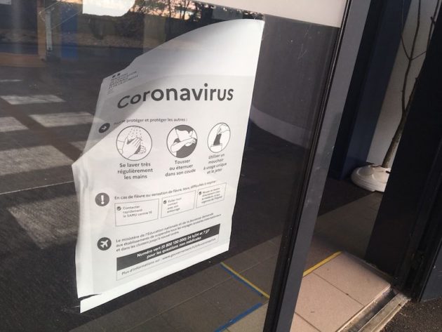 Une affiche d'information sur le Coronavirus, scotchée sur la porte d'une école fermée. ©Rue89Lyon