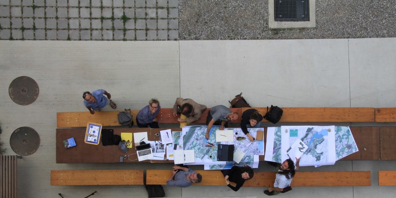 Marches, tables longues, et autres ateliers contributifs dans le cadre de « La grande traversée, à la recherche des “écologies singulières” de la métropole du grand Genève ». Consultation du Grand Genève lancée par la Fondation Braillard (2018-2020). Equipe sous la direction de Franck Huilliard : INterland / Bazar urbain / Contrepoint / Coloco / Coopérative Equilibre / Ecole urbaine de Lyon.