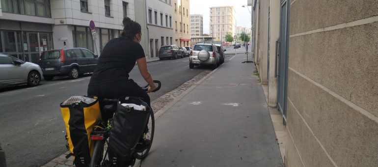 Emma, institutrice et « livreuse à vélo » pour les enfants sans-abri de son école