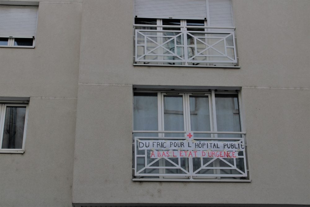 Banderole "Du fric pour l'hôpital public, à bas l'état d'urgence". 3e arrondissement. © AM