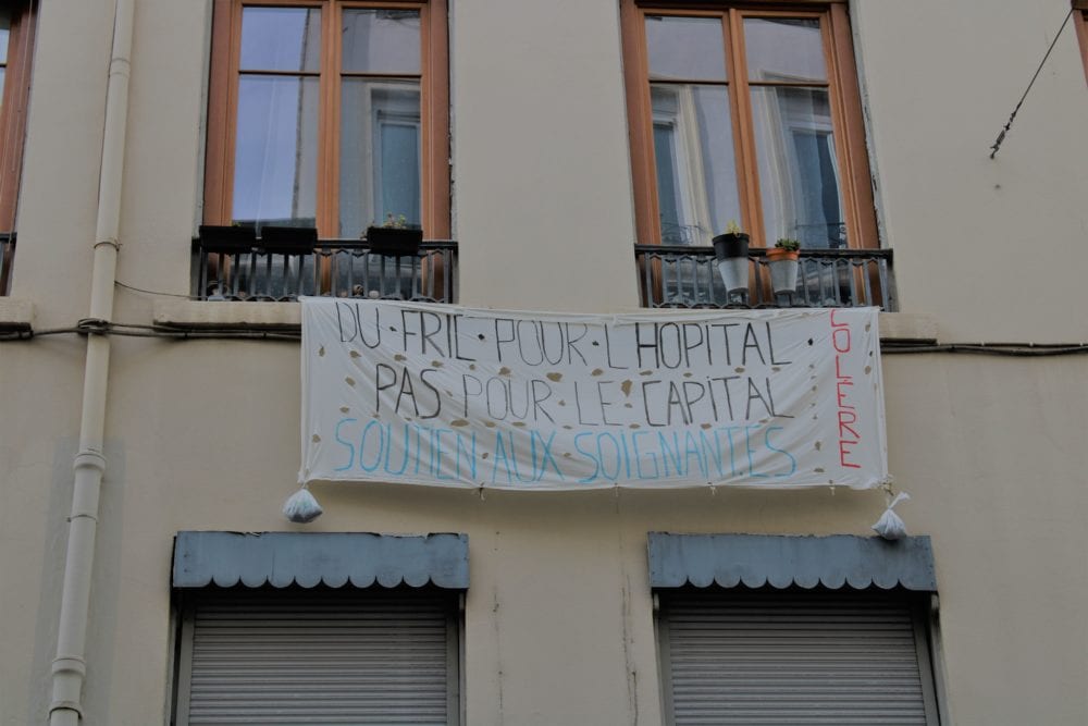 Banderole "Du fric pour l'hôpital, pas pour le capital". Guillotière. © AM