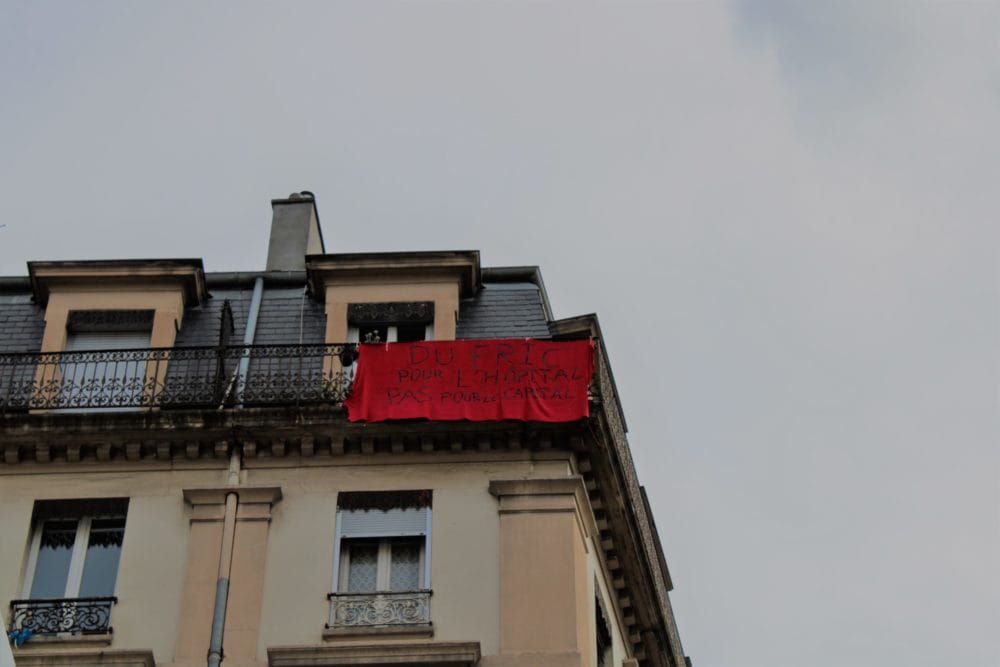 Banderole "Du fric pour l'hôpital, pas pour le capital". Quartier Jean Macé. © AM