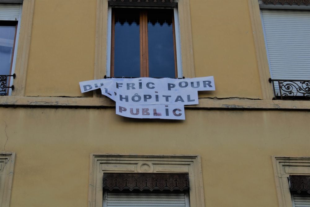 Banderole "Du fric pour l'hôpital public". Quartier Jean Macé. © AM