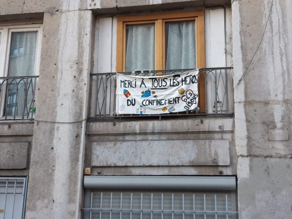 Banderole "Merci à tous les héros du confinement". Pentes de la Croix-Rousse.