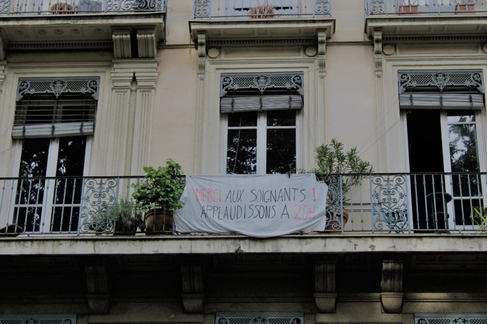 Banderole "Merci aux soignants ! Applaudissons à 20h". Quais de Rhône.