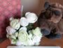 Sur le bureau, un fond personnalisé pour chaque classe : une peluche bison et un bouquet de fleurs pour les 6e. Photo envoyée par l'enseignante.