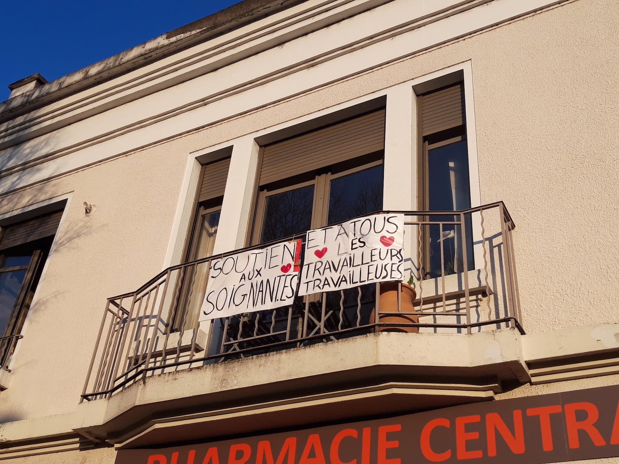 Banderole "Soutien aux soignant.es et à tous les travailleurs travailleuses". Avenue Jean Jaurès, Lyon 7ème