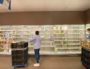 Rayon presque vide de supermarché