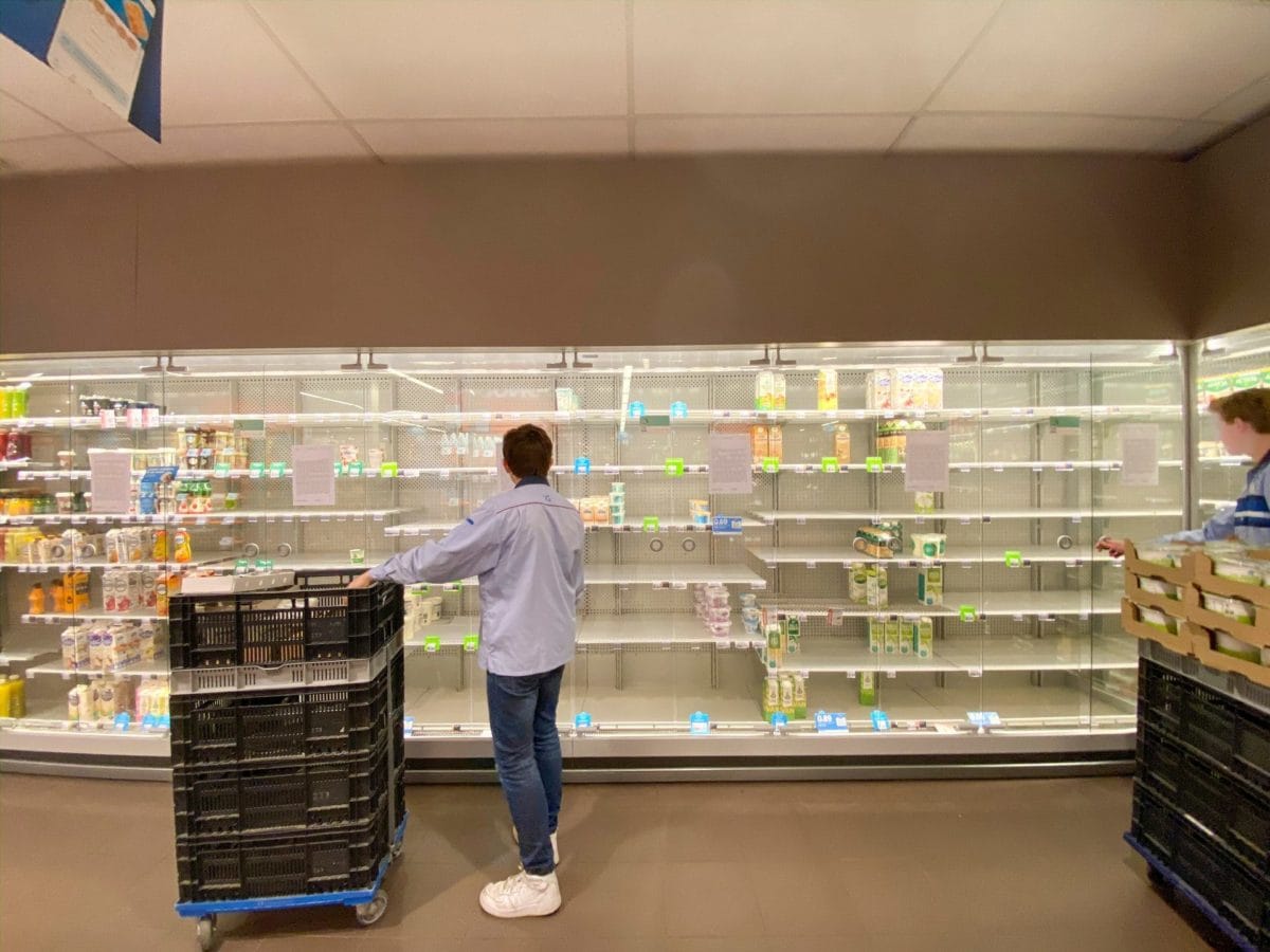Rayon presque vide de supermarché