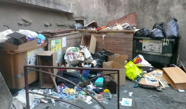 Photo de poubelles éventrées prise par Stanislas Waligorski.