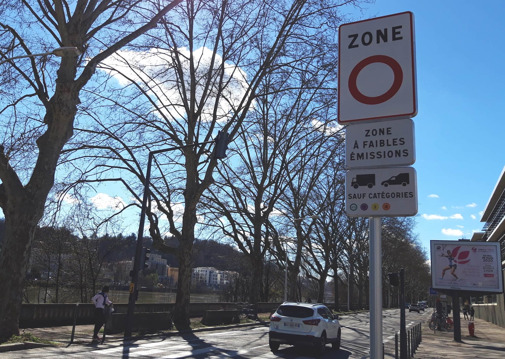 Panneau d'entrée de la Zone à faibles émissions (ZFE), quai Paul Sédaillan dans le 9ème arrondissement de Lyon. ©LB/Rue89Lyon