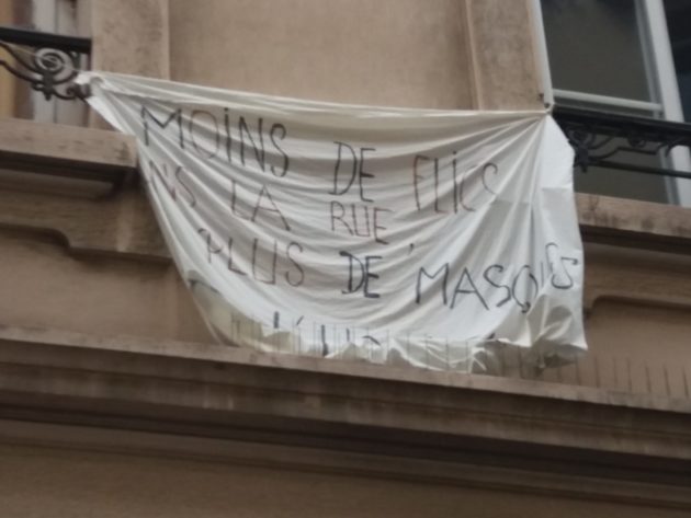 "Moins de flics dans la rue, plus de masques"